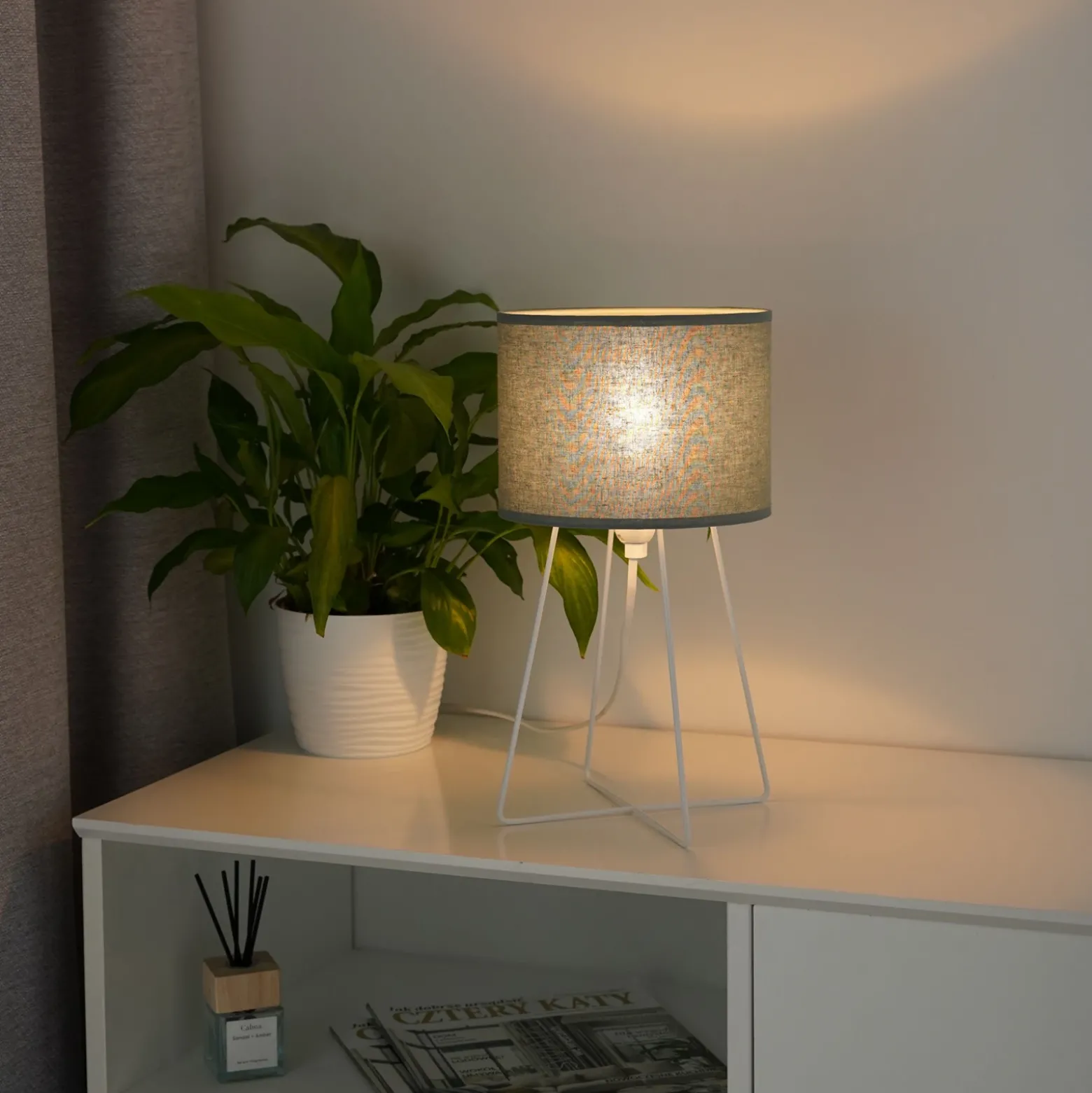 Lámpara de mesa Trixi, metal, tela, verde salvia, blanco