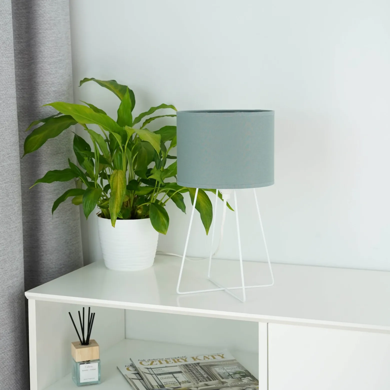 Lámpara de mesa Trixi, metal, tela, verde salvia, blanco