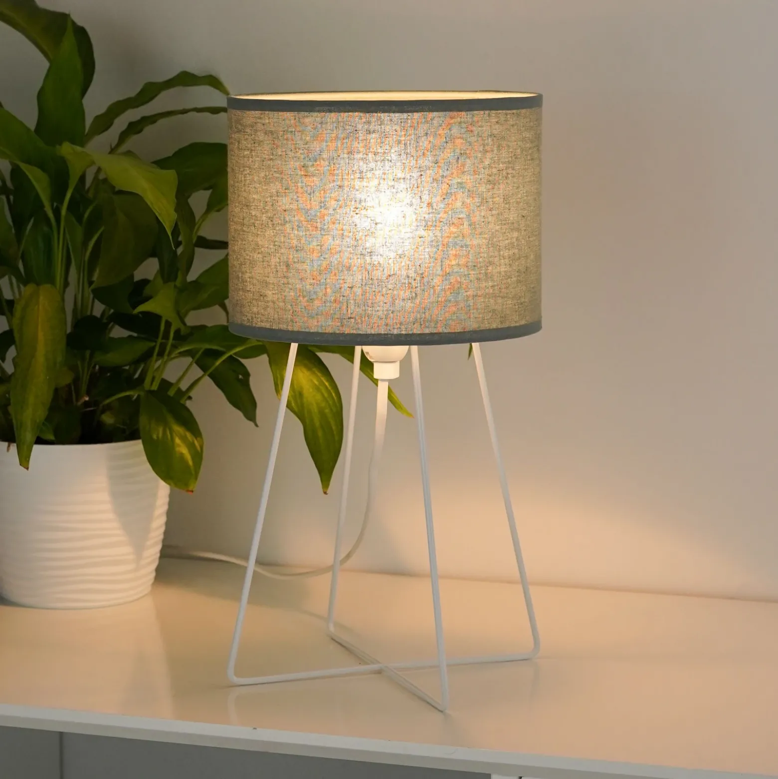 Lámpara de mesa Trixi, metal, tela, verde salvia, blanco