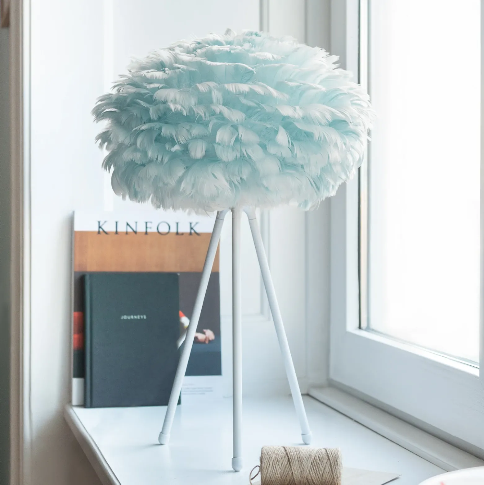 Lámpara de mesa UMAGE Eos mini, azul claro, con trípode blanco