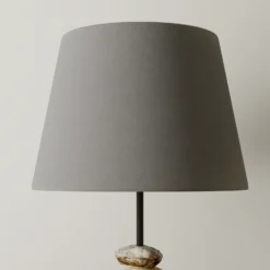Lámpara de mesa Vera, pantalla de tela y decoración de piedra, 55 cm