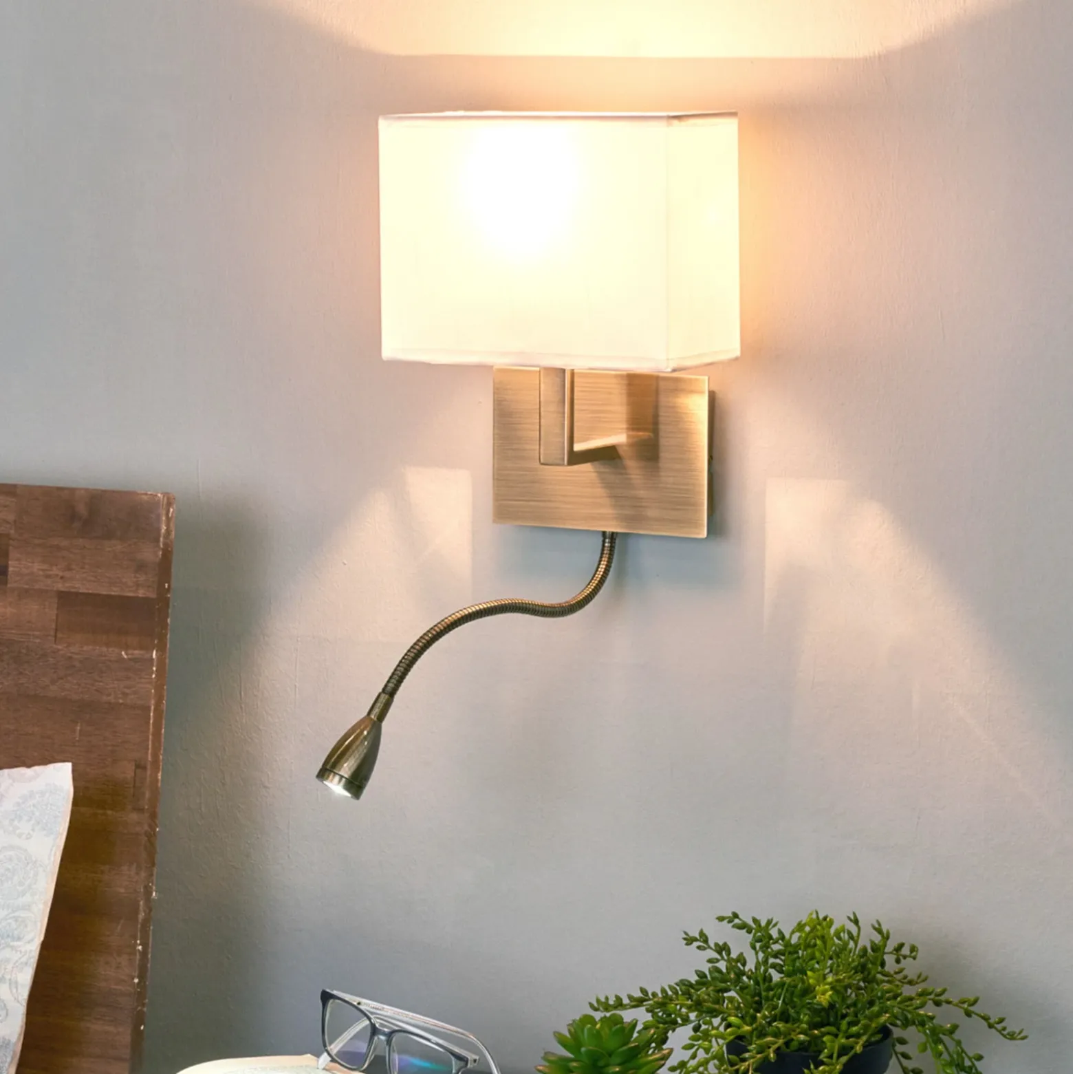 Lámpara de pared DARIO con luz de lectura LED