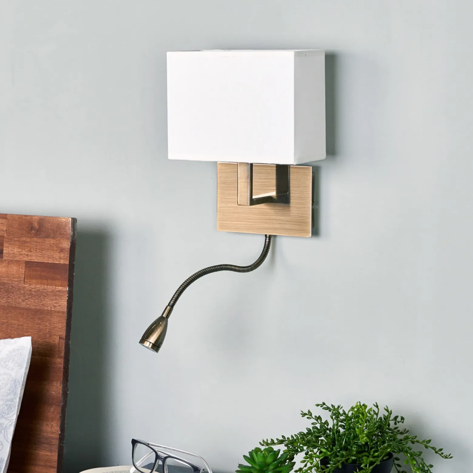 Lámpara de pared DARIO con luz de lectura LED