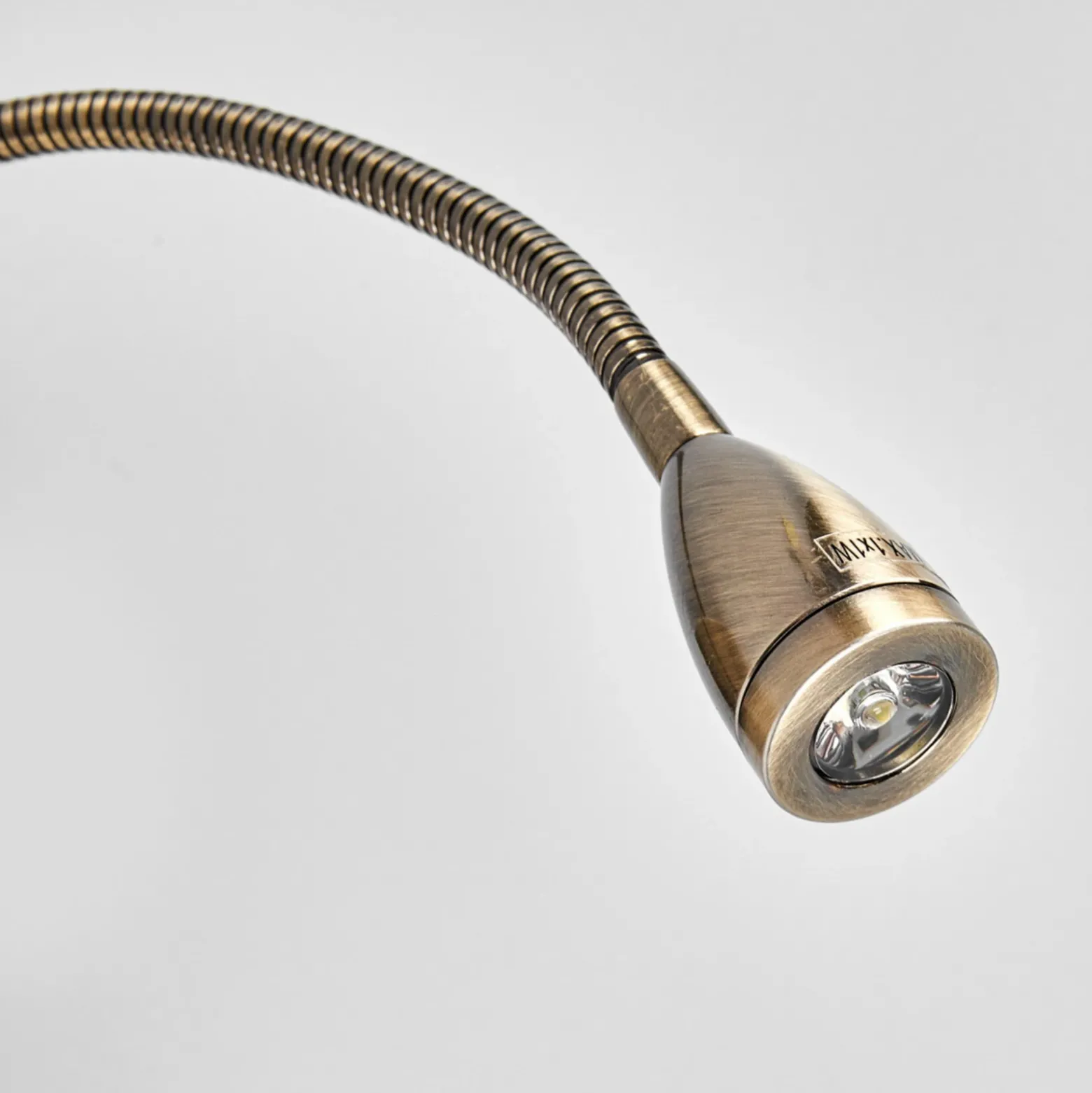 Lámpara de pared DARIO con luz de lectura LED