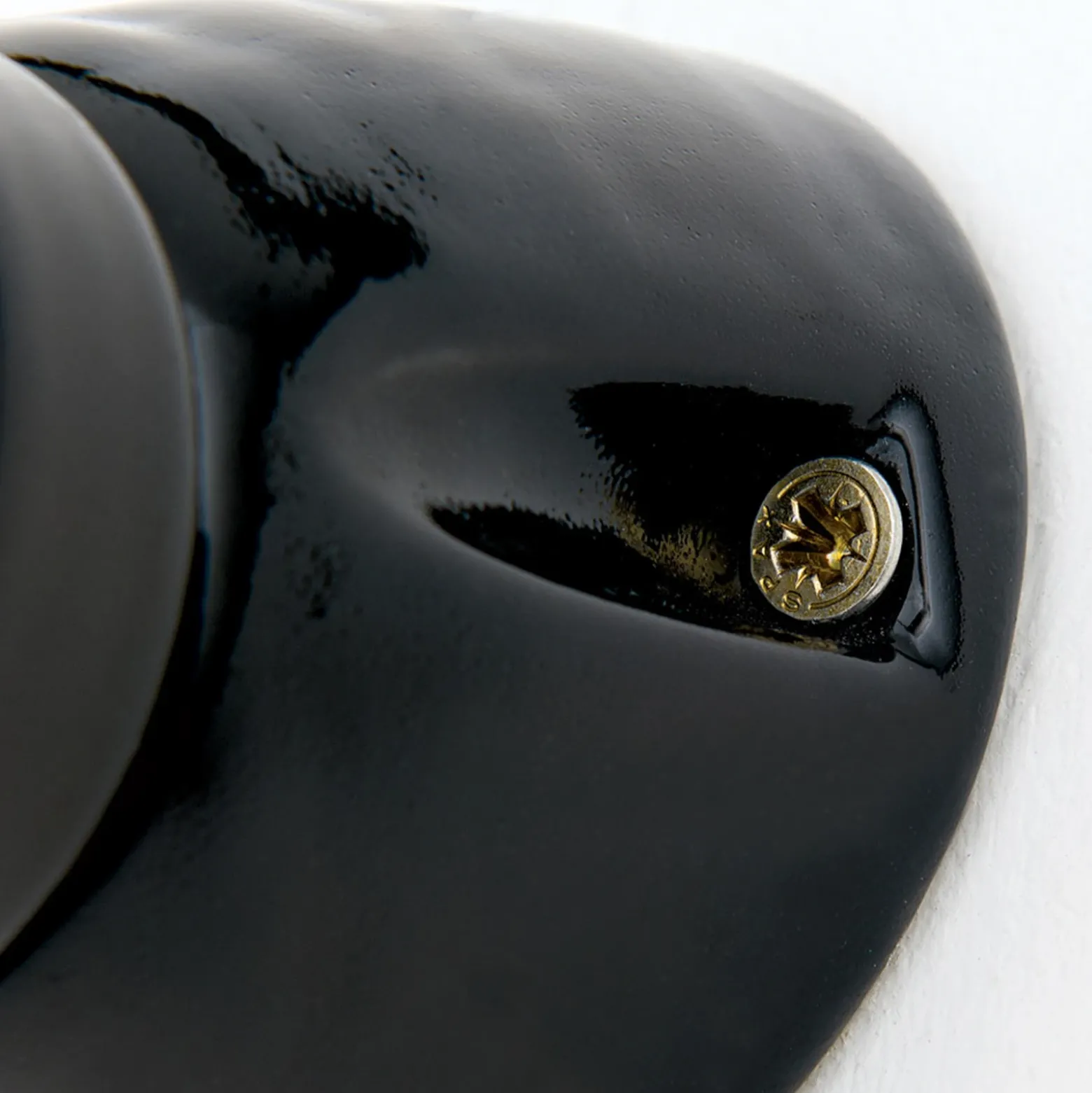 Lámpara de pared Frost de cerámica, negro