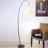 Lámpara de pie Bambú en diseño grácil y arqueado