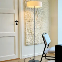 Lámpara de pie Calix de Dyberg Larsen, negro/color natural, 150 cm