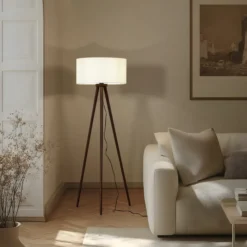 Lámpara de pie Charlia de Lindby, blanca, madera de nogal, altura 150 cm
