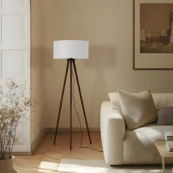 Lámpara de pie Charlia de Lindby, blanca, madera de nogal, altura 150 cm