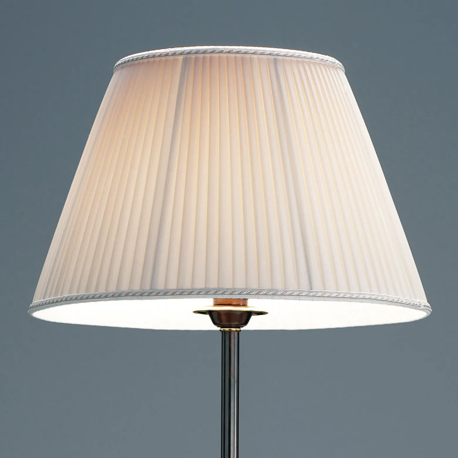 Lámpara de pie Classic con pantalla de tela
