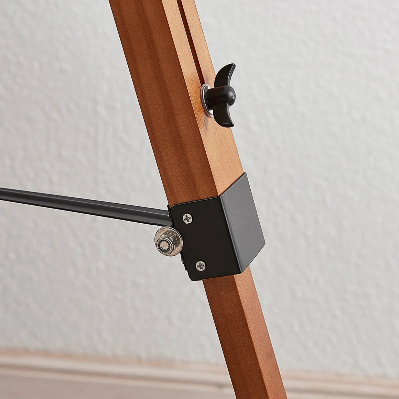 Lámpara de pie de madera Hilma, armazón de 3 patas