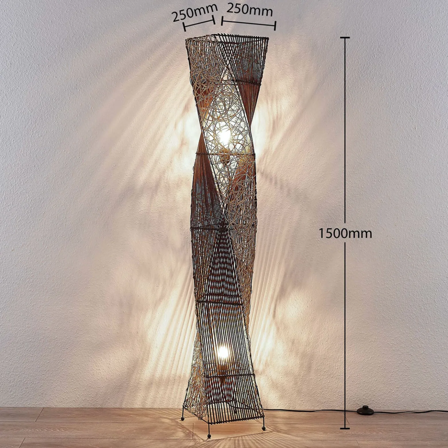 Lámpara de pie de ratán Kassia para luz acogedora