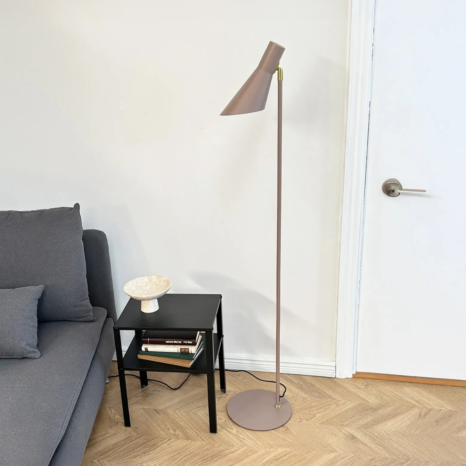 Lámpara de pie Dyberg Larsen DL12, beige/latón, 139 cm, metal