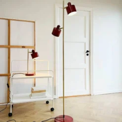 Lámpara de pie Dyberg Larsen Ocean, rojo oscuro, 160 cm, 2 luces.
