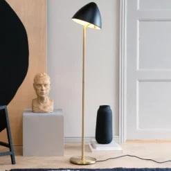 Lámpara de pie Dyberg Larsen Oulu, negro/latón, altura 128 cm