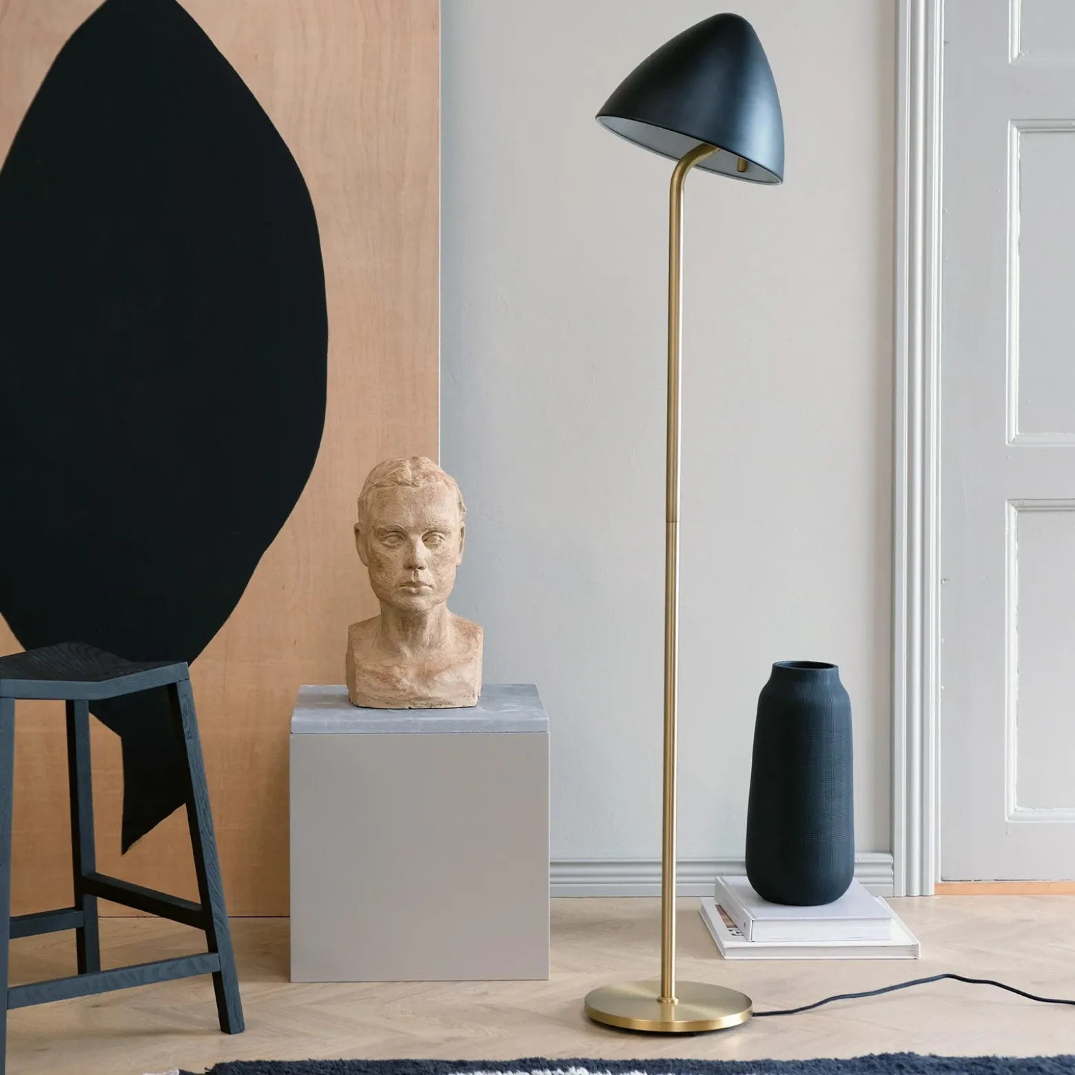 Lámpara de pie Dyberg Larsen Oulu, negro/latón, altura 128 cm