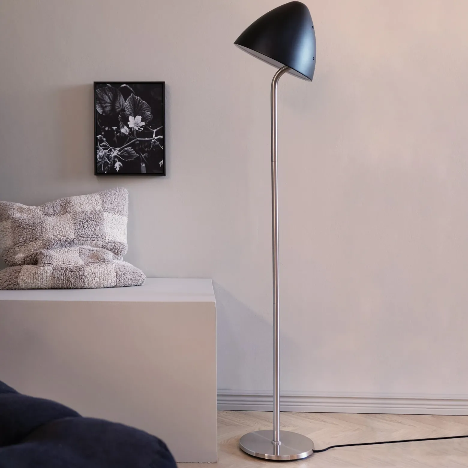 Lámpara de pie Dyberg Larsen Oulu, negro/acero, altura 128 cm