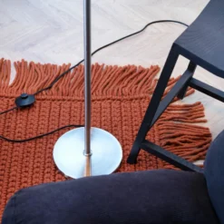 Lámpara de pie Dyberg Larsen Oulu, negro/acero, altura 128 cm