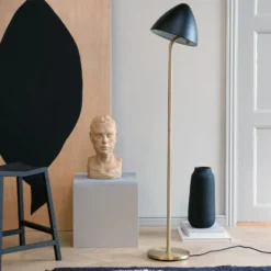 Lámpara de pie Dyberg Larsen Oulu, negro/latón, altura 128 cm