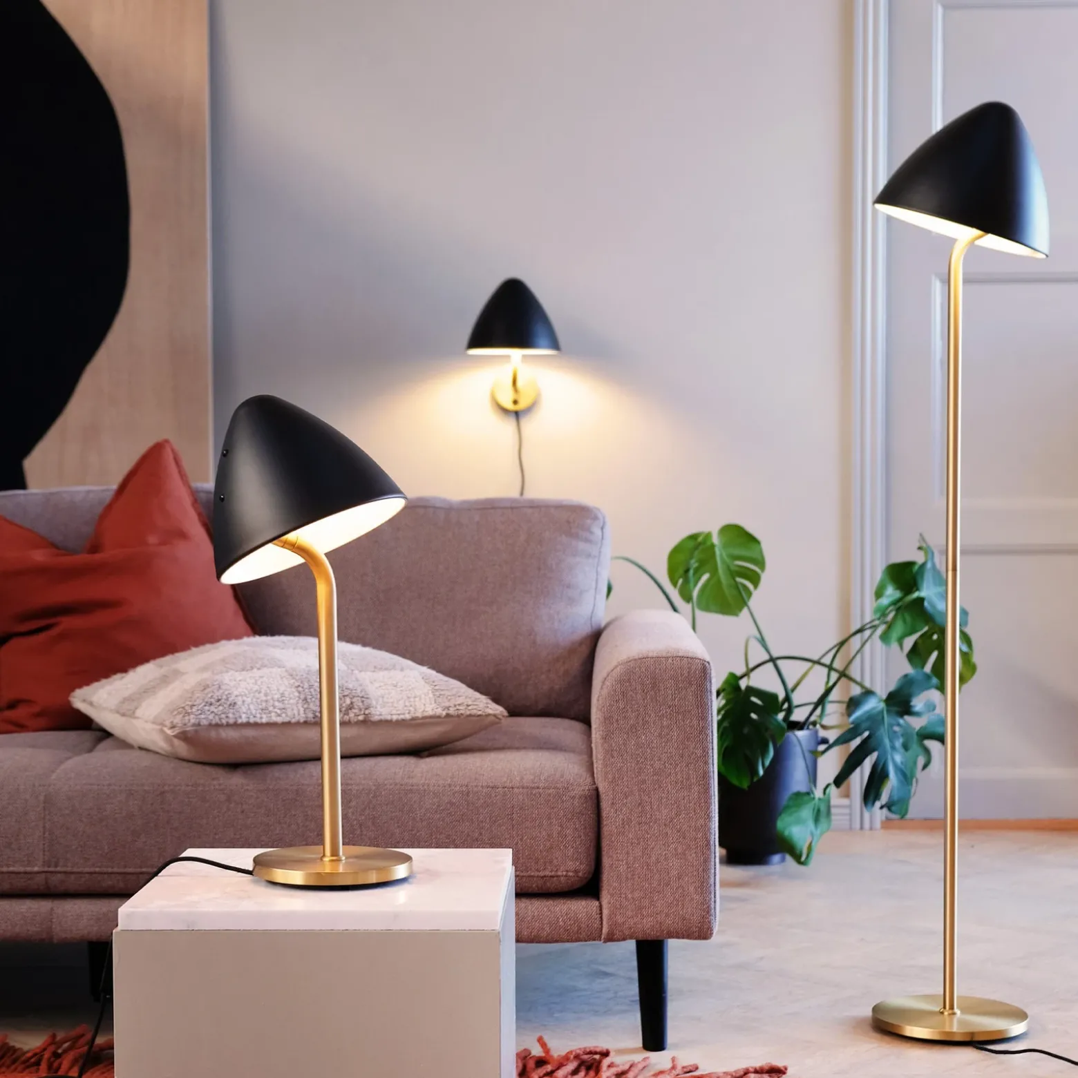 Lámpara de pie Dyberg Larsen Oulu, negro/latón, altura 128 cm