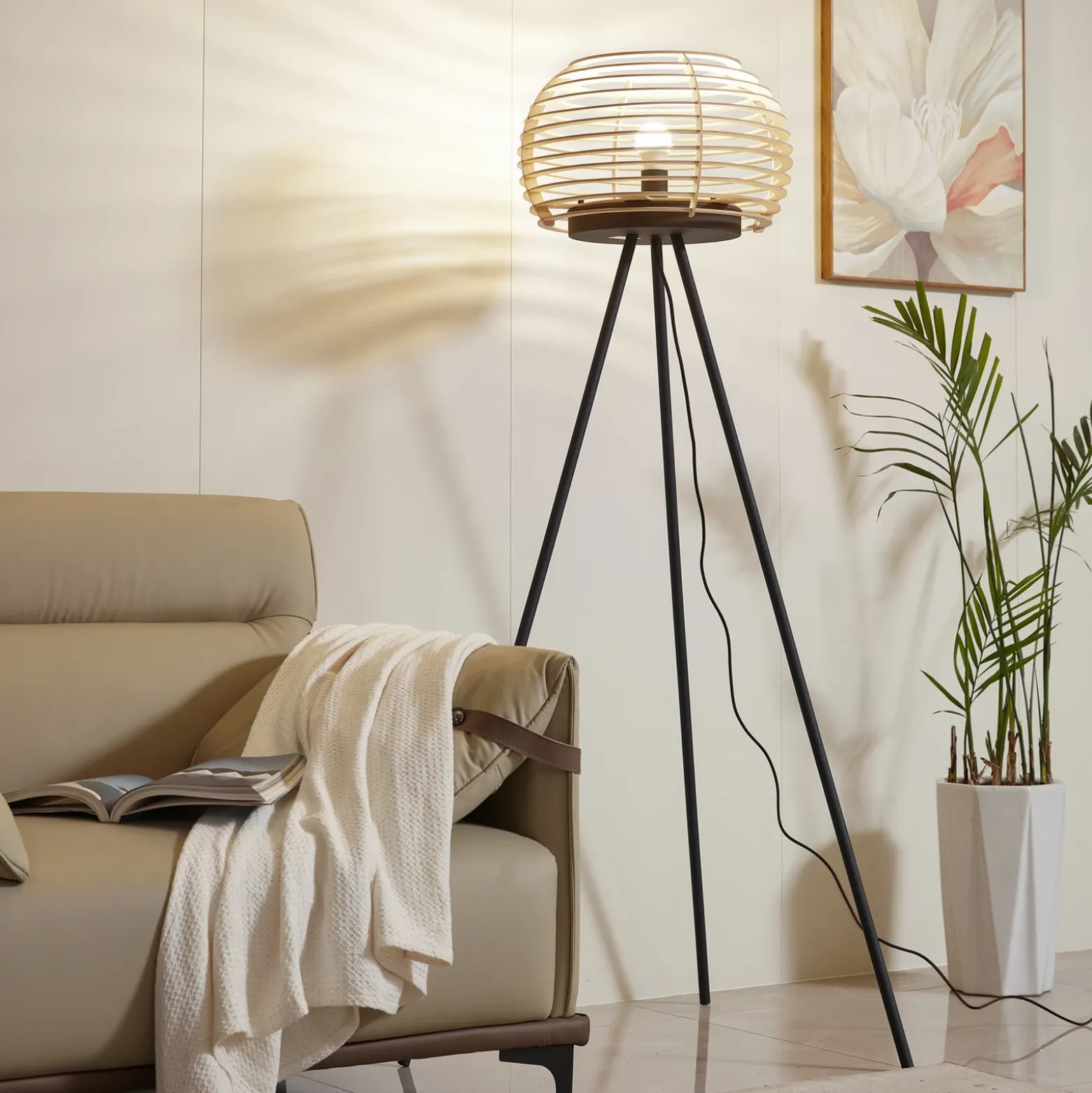 Lámpara de pie Ediz de Lindby, negra, madera, 159 cm de altura, E27