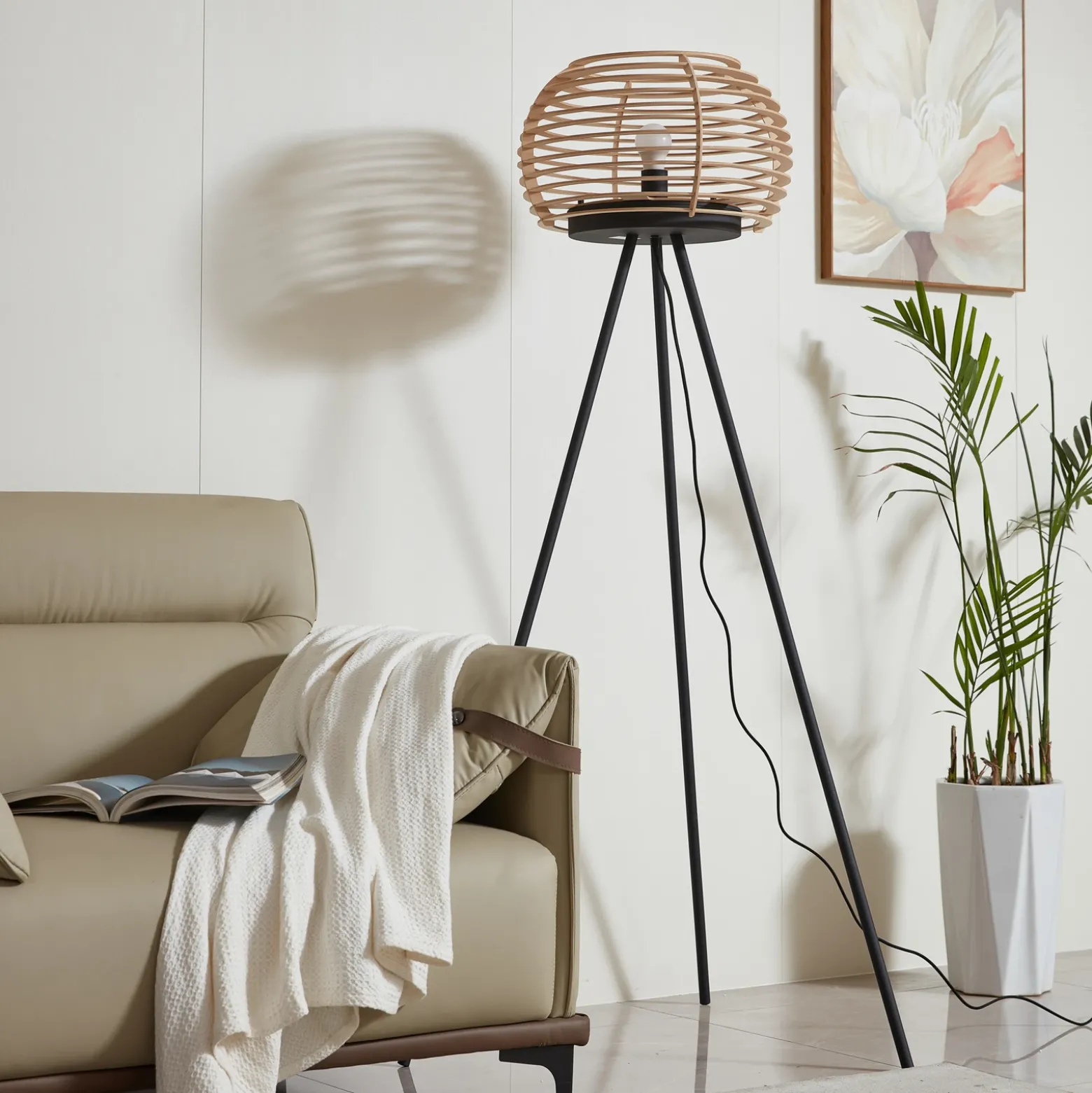 Lámpara de pie Ediz de Lindby, negra, madera, 159 cm de altura, E27