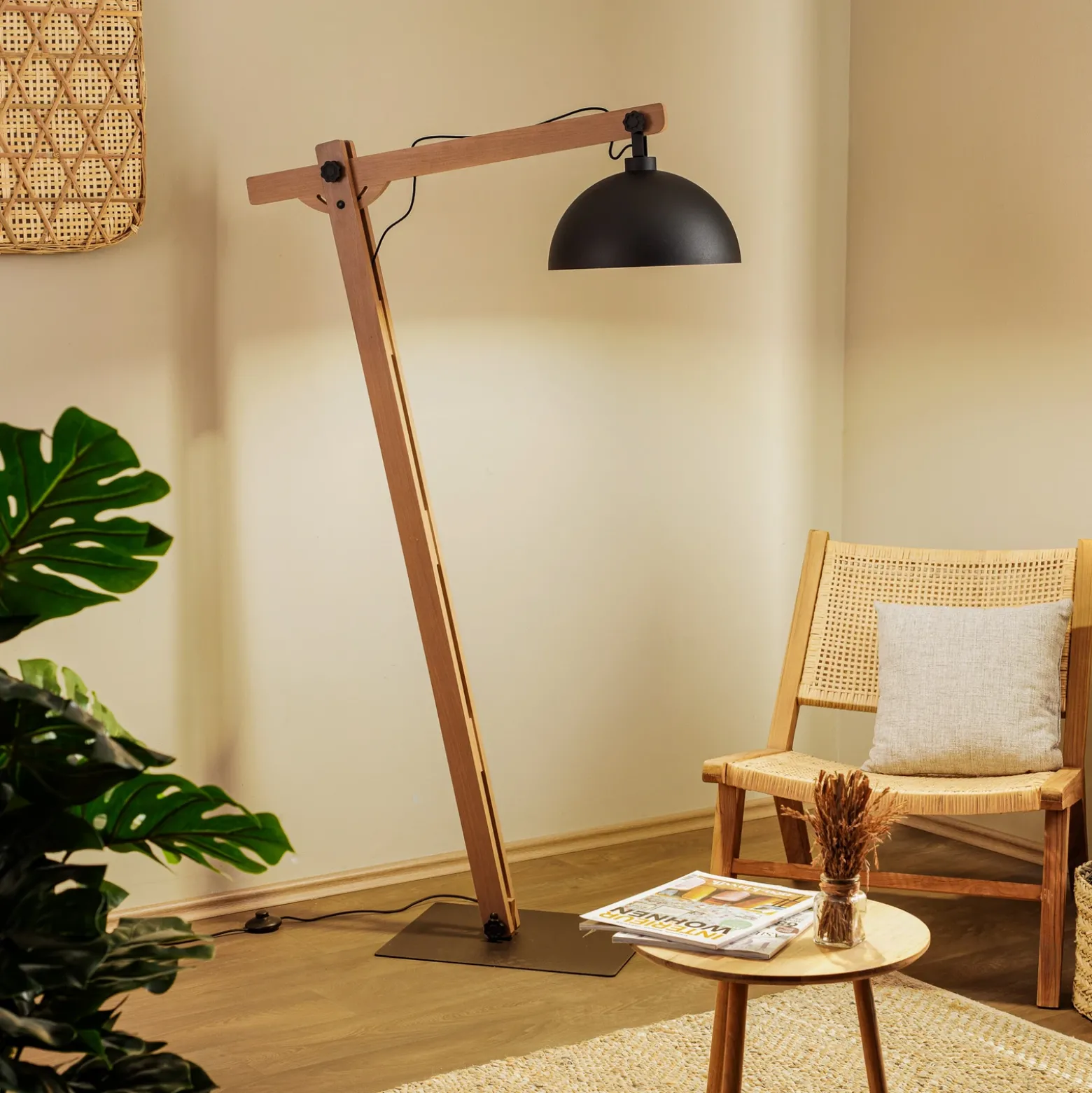 Lámpara de pie Envostar Stort con estructura de madera