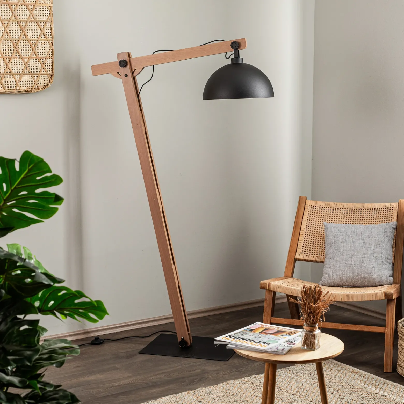 Lámpara de pie Envostar Stort con estructura de madera
