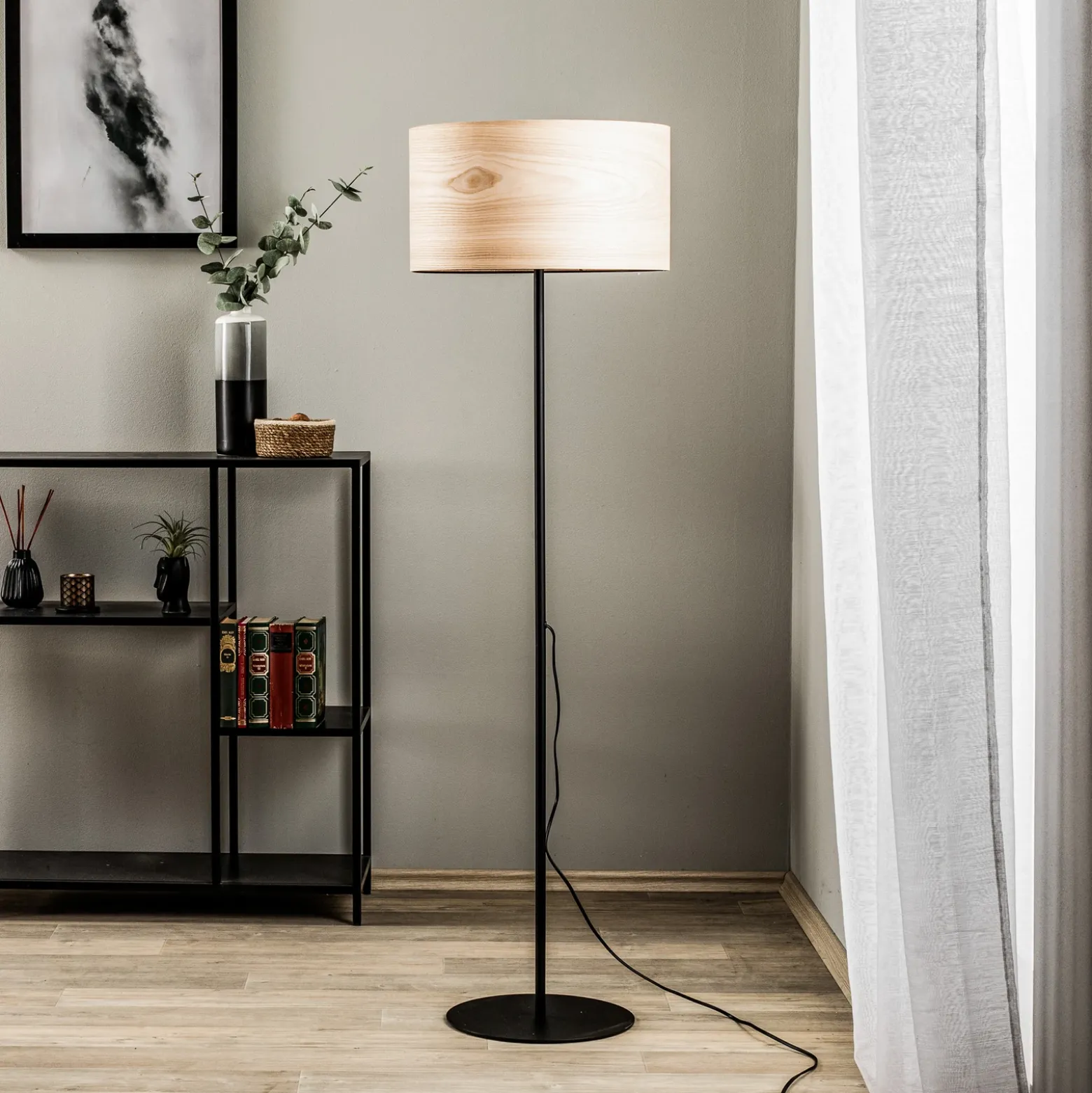 Lámpara de pie Envostar Veneer, madera maciza de fresno