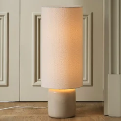 Lámpara de pie Florian de Globen Lighting, blanco/beige, altura 80 cm