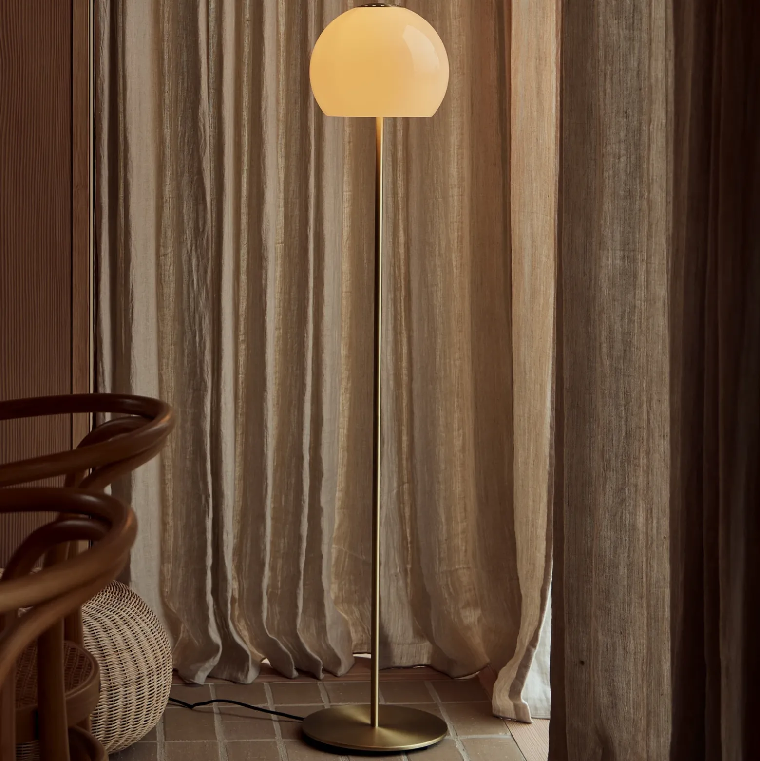 Lámpara de pie FRANDSEN Ball Glass, gris arena, cristal, 130 cm, E27