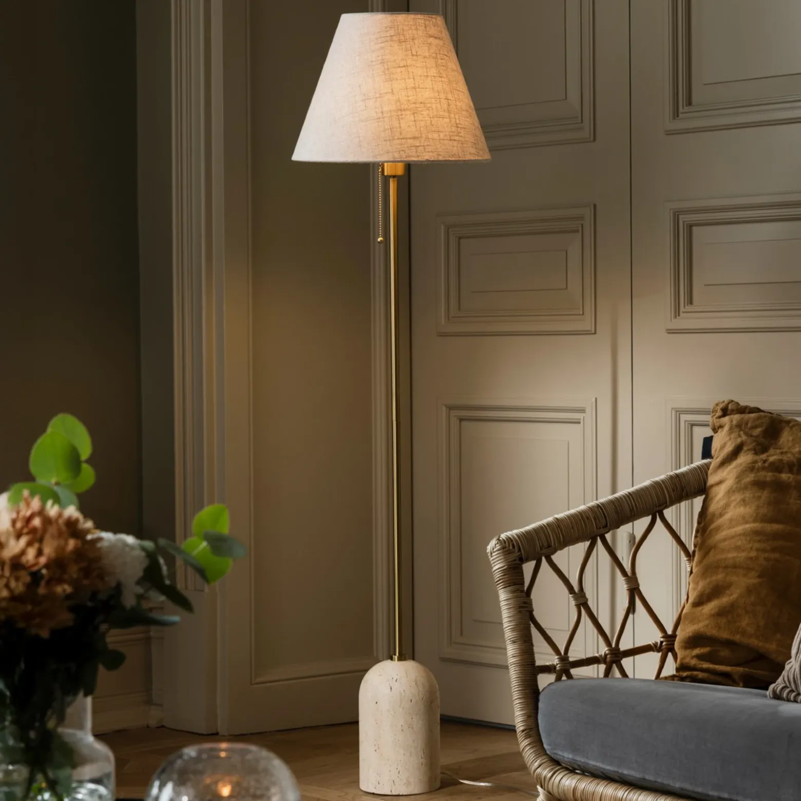 Lámpara de pie Gino de Globen Lighting, base de travertino, beige, 145 cm