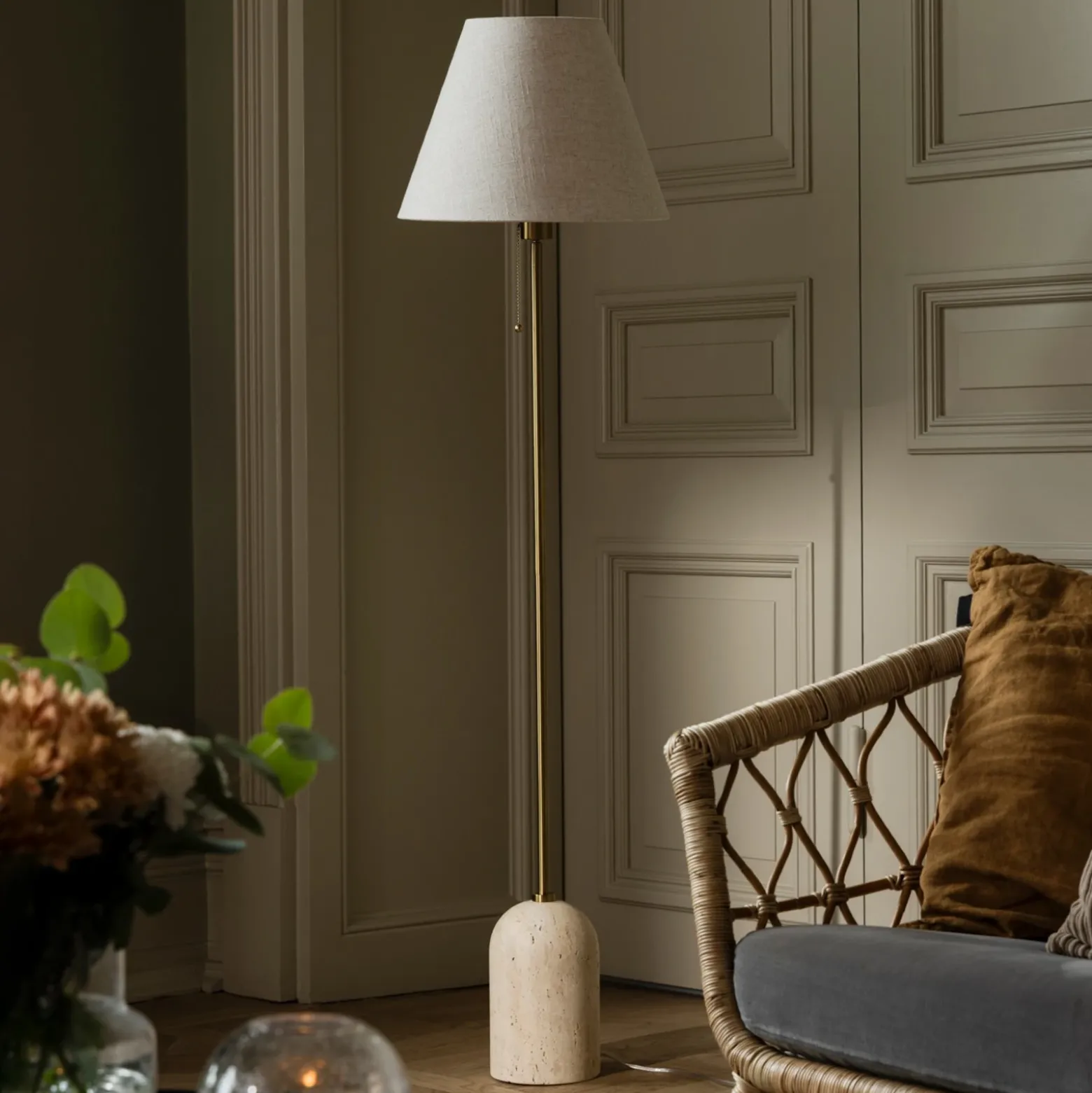 Lámpara de pie Gino de Globen Lighting, base de travertino, beige, 145 cm