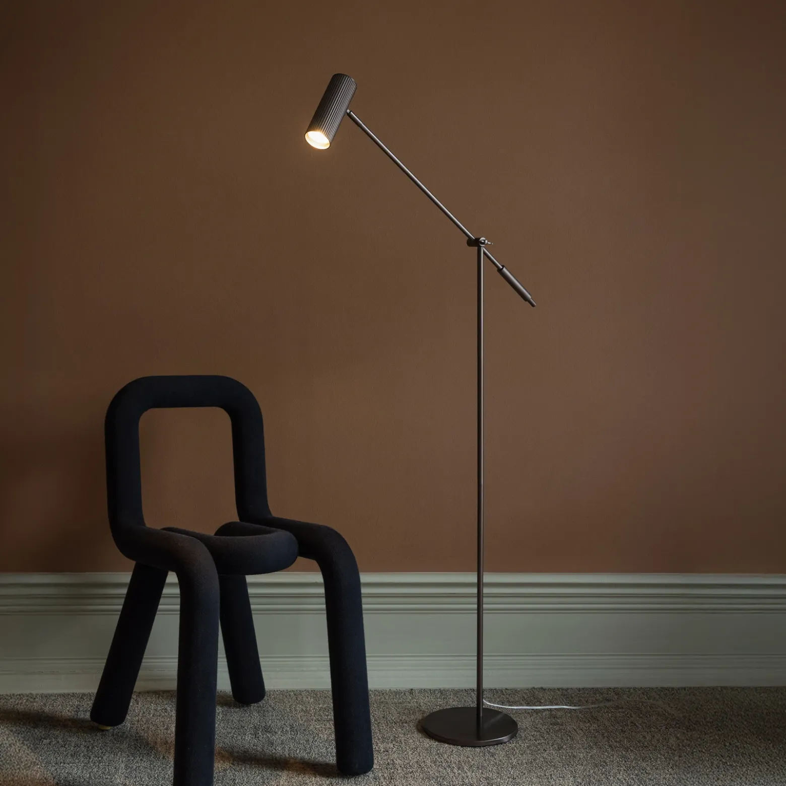 Lámpara de pie Globen Lighting «Hubble READ», color bronce, metal