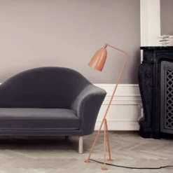Lámpara de pie Gubi Gräshoppa con tres patas, rojo vintage