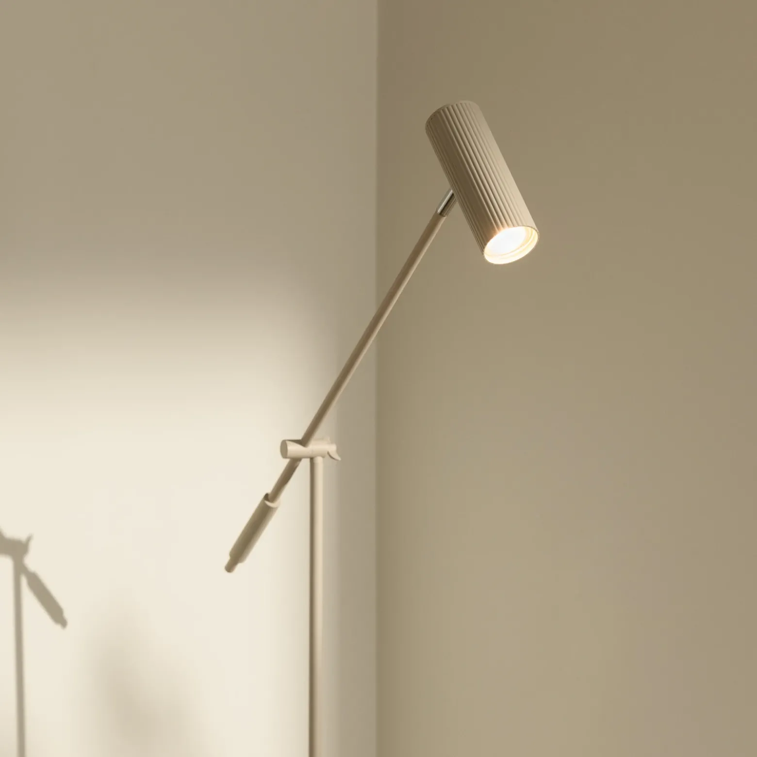 Lámpara de pie Hubble READ de Globen Lighting, beige, metal