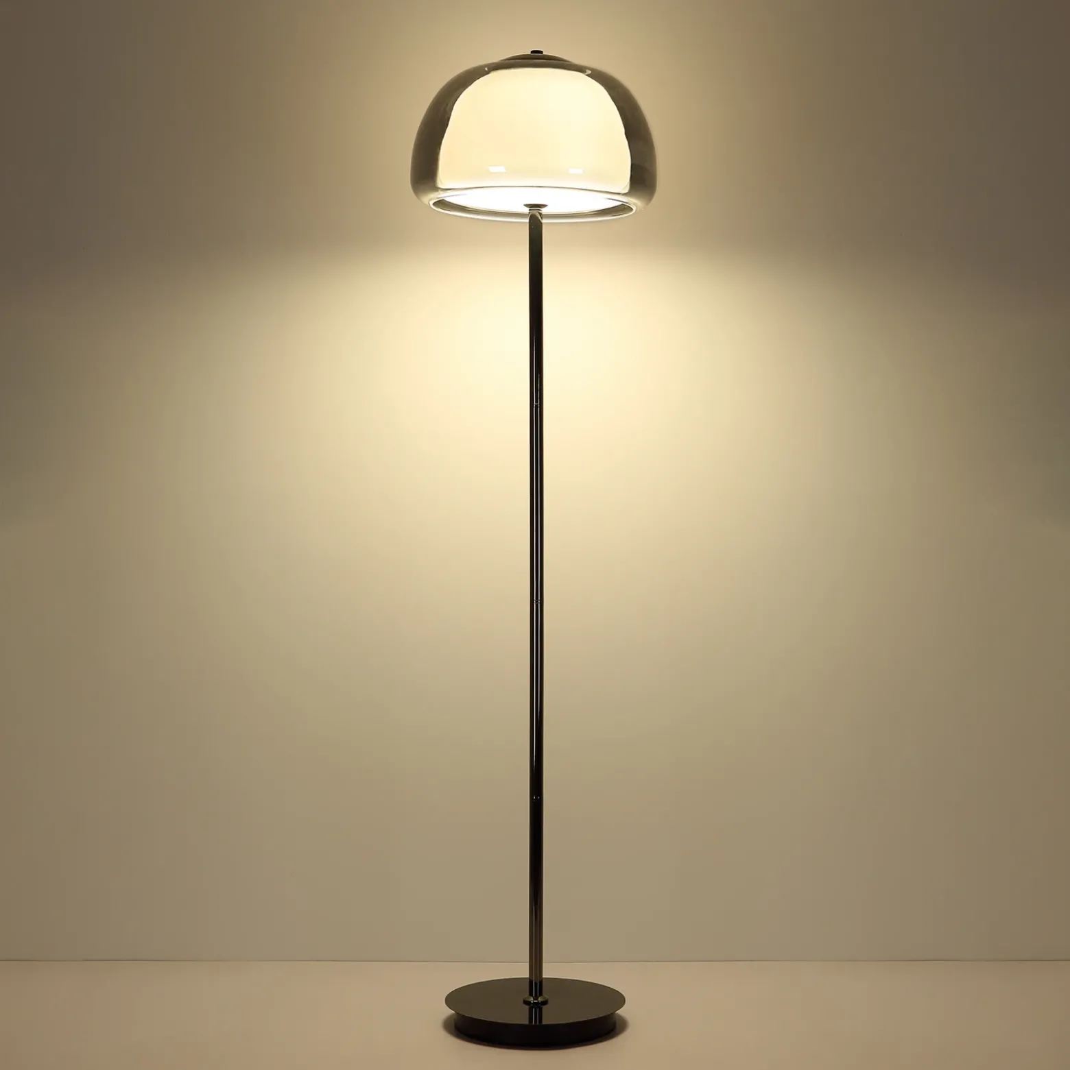 Lámpara de pie LED Avila, gris ahumado/negro, cristal, CCT, atenuable