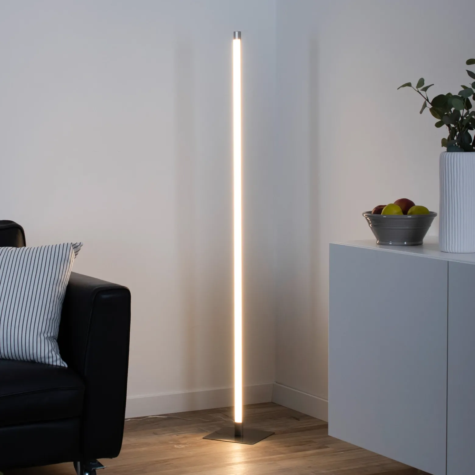 Lámpara de pie LED Bella, recta, base angular, acero