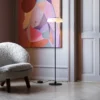 Lámpara de pie LED Blossi de Nuura, altura 120 cm, negro/ópalo