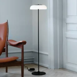 Lámpara de pie LED Blossi de Nuura, altura 120 cm, negro/ópalo
