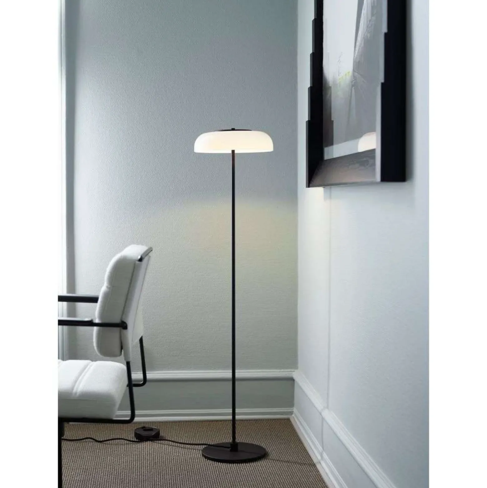 Lámpara de pie LED Blossi de Nuura, altura 120 cm, negro/ópalo