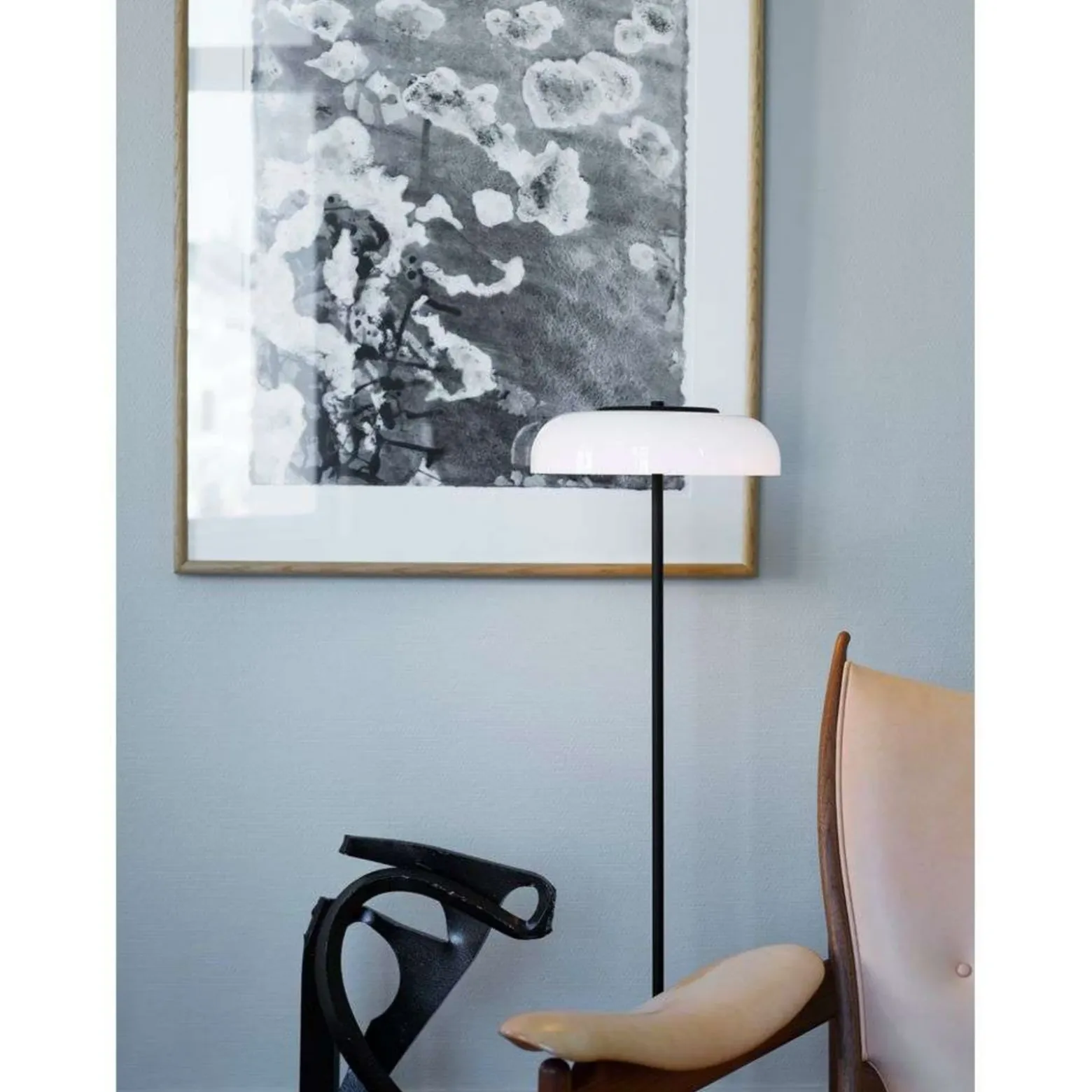 Lámpara de pie LED Blossi de Nuura, altura 120 cm, negro/ópalo