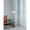 Lámpara de pie LED Blossi de Nuura, altura 120 cm, negro/ópalo