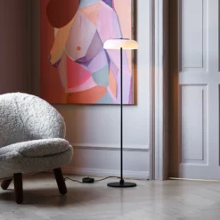 Lámpara de pie LED Blossi de Nuura, altura 120 cm, negro/ópalo