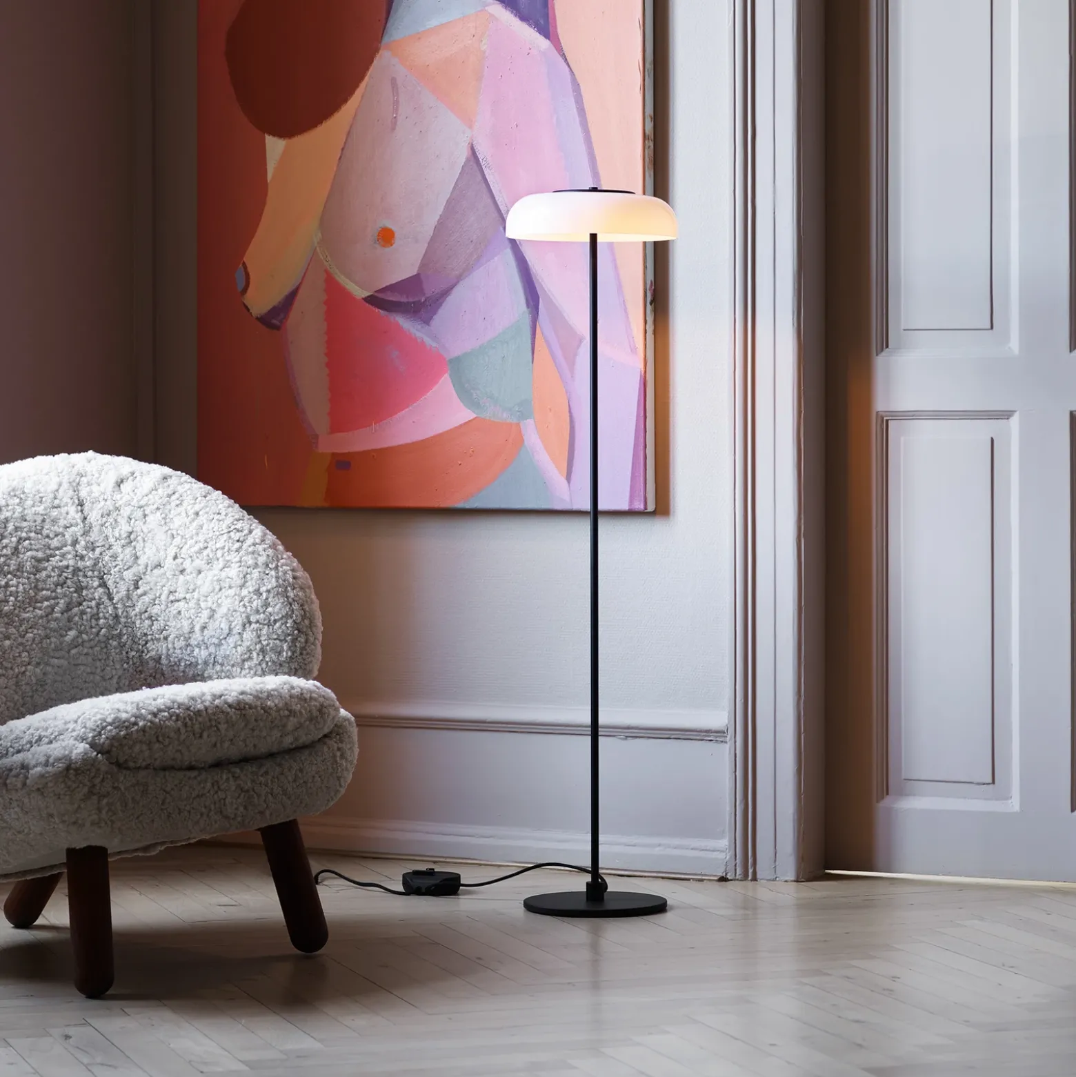 Lámpara de pie LED Blossi de Nuura, altura 120 cm, negro/ópalo
