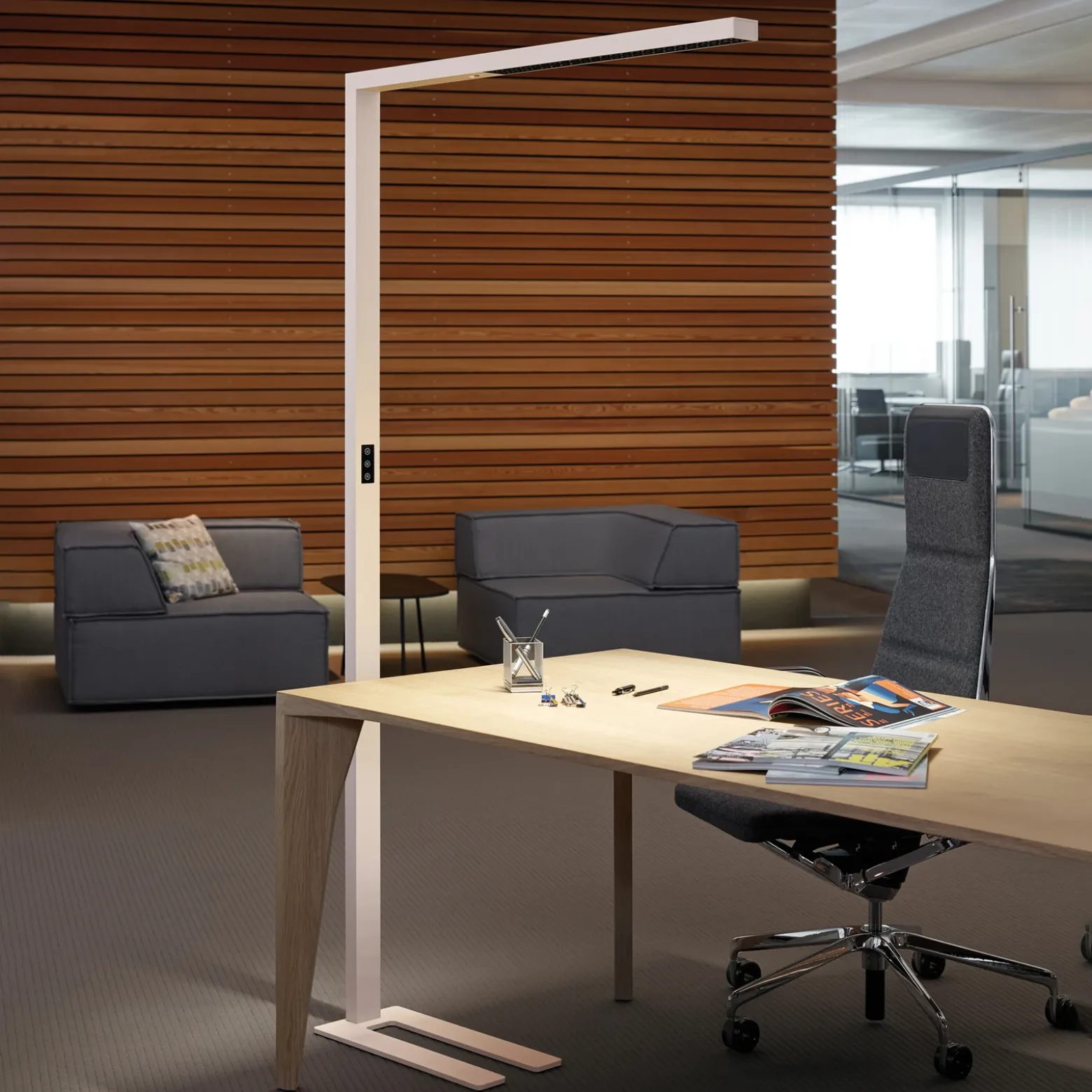 Lámpara de pie LED con sensor MAULsirius, blanca, CCT, atenuable, con pie