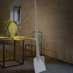 Lámpara de pie LED de diseño Tobia, forma de pala