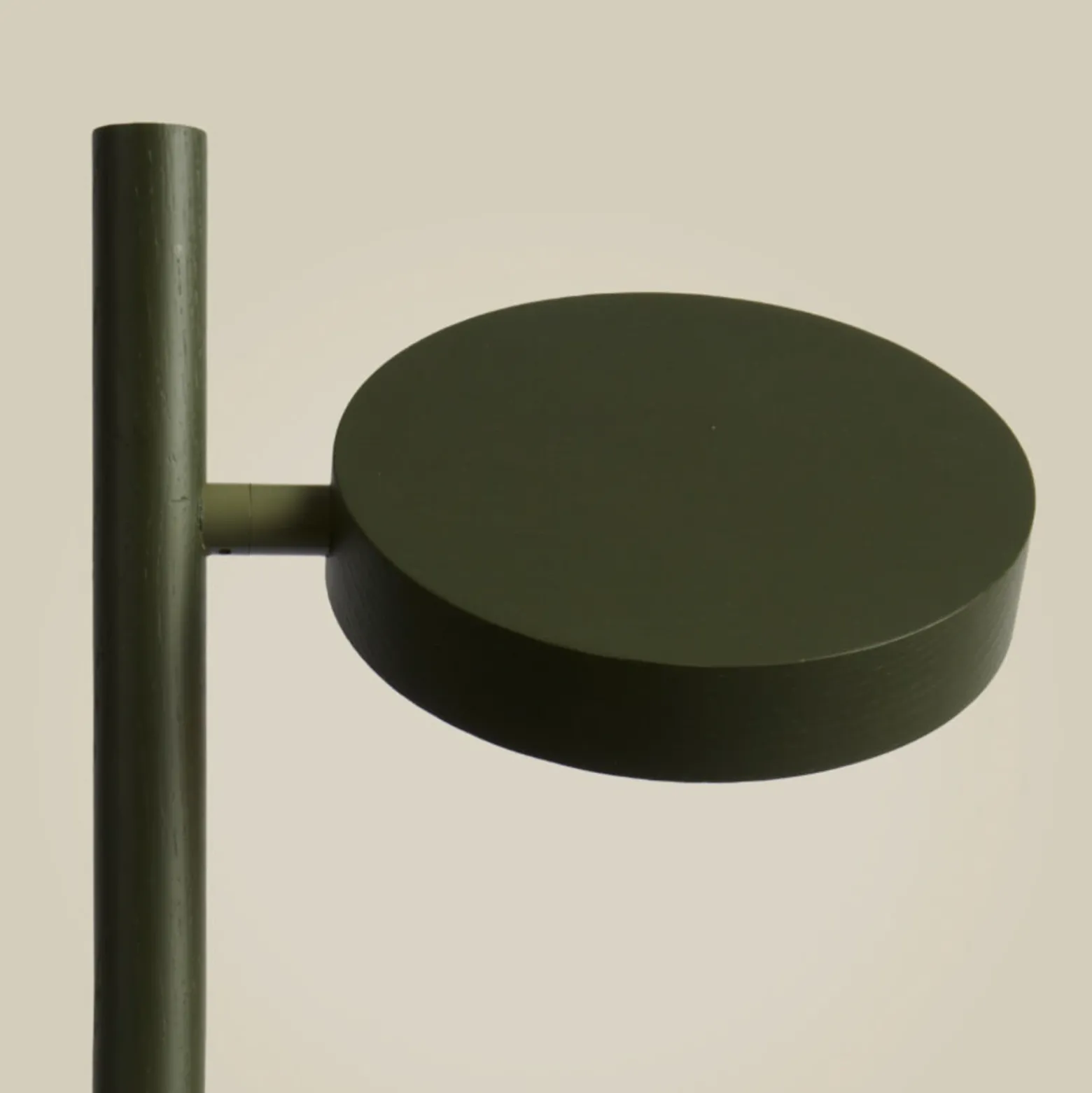 Lámpara de pie LED GOOD & MOJO Okinawa, de 1 luz, verde, 146 cm, madera