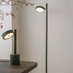 Lámpara de pie LED GOOD & MOJO Okinawa, de 1 luz, verde, 146 cm, madera