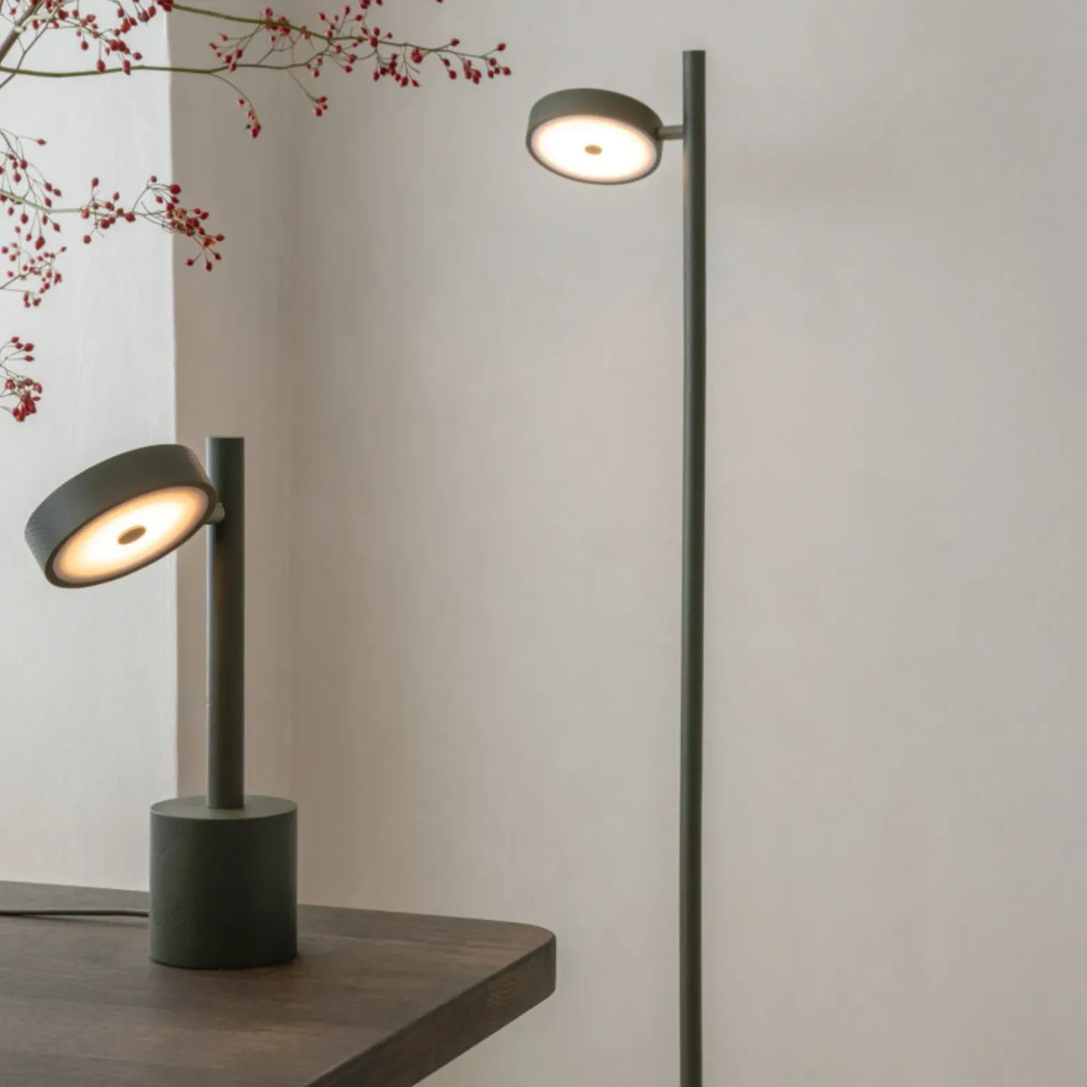 Lámpara de pie LED GOOD & MOJO Okinawa, de 1 luz, verde, 146 cm, madera